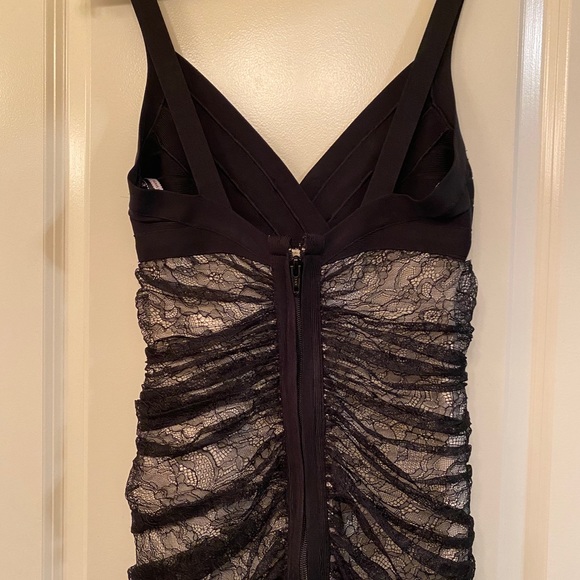 Rusched black lace dress - Picture 2 of 8